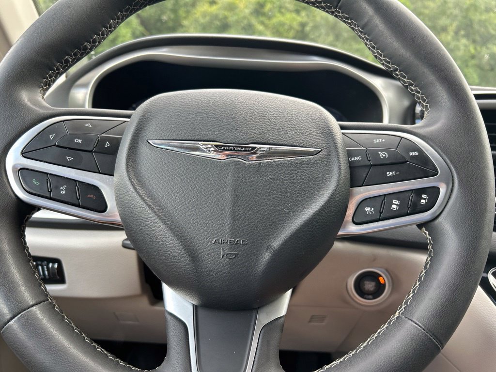 Used 2023 Chrysler Pacifica Touring-L FWD image 22