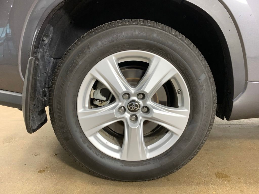 Used 2022 Toyota Highlander LE AWD/4WD image 38