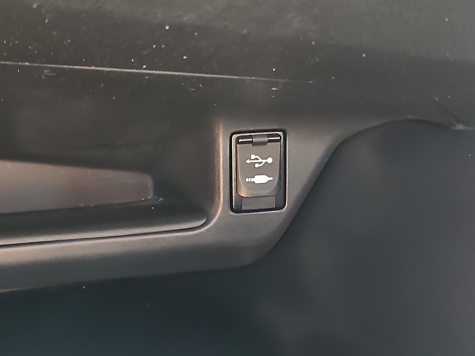 Used 2018 Toyota C-HR XLE FWD image 22