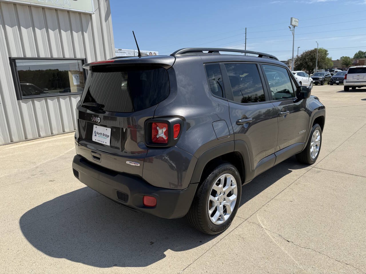 Used 2018 Jeep Renegade Latitude AWD/4WD image 4