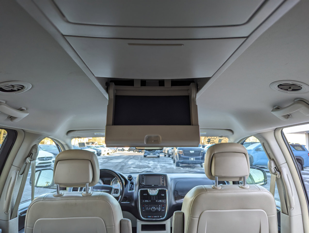 Used 2013 Chrysler Town & Country Touring image 40