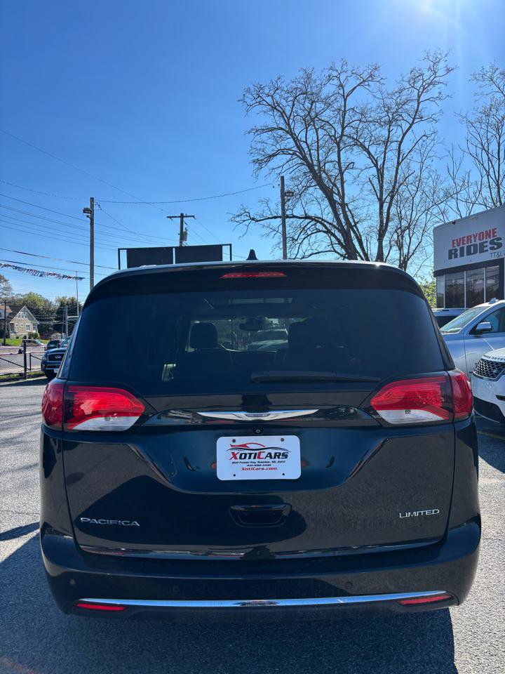 Used 2017 Chrysler Pacifica Limited w/ UConnect Theater Package FWD image 5