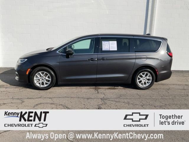 Used 2023 Chrysler Pacifica Touring-L image 34