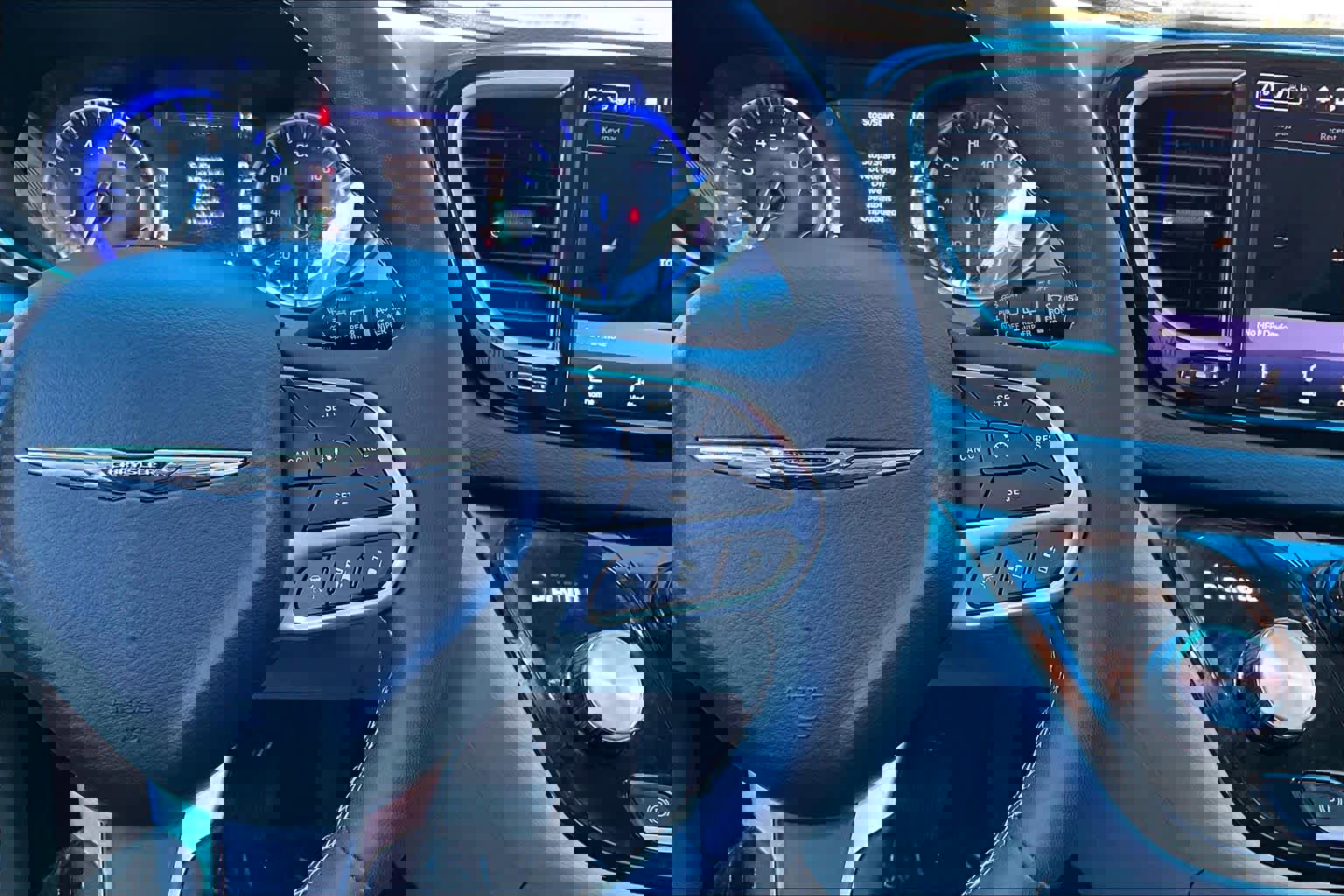 Used 2023 Chrysler Pacifica Touring-L image 25