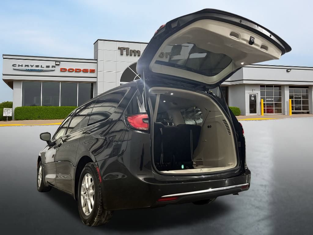 Used 2023 Chrysler Pacifica Touring-L image 14