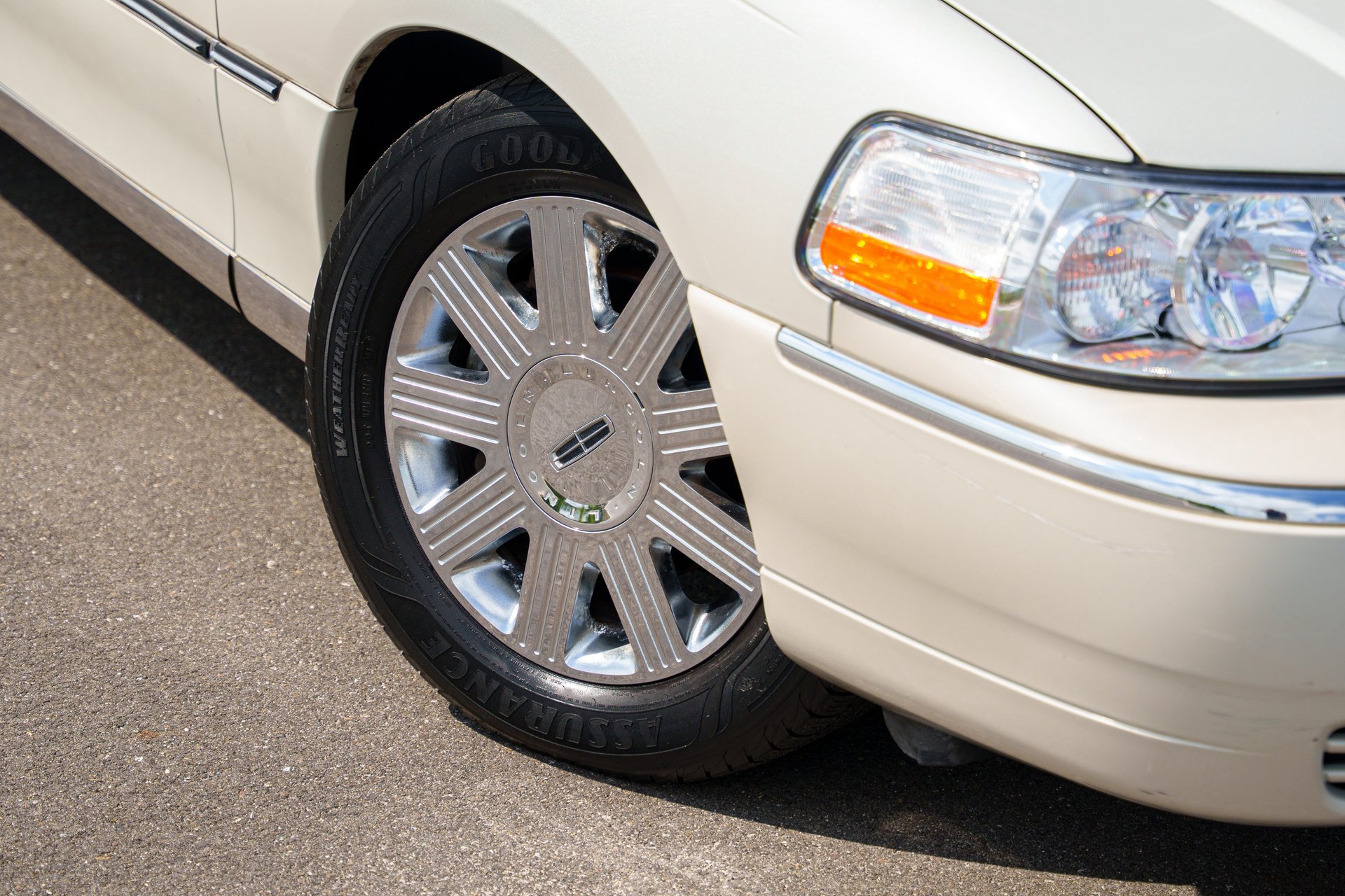 Used 2004 Lincoln Town Car Ultimate RWD image 33