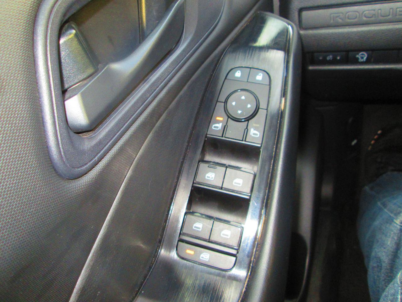 Used 2024 Nissan Rogue S AWD/4WD image 18