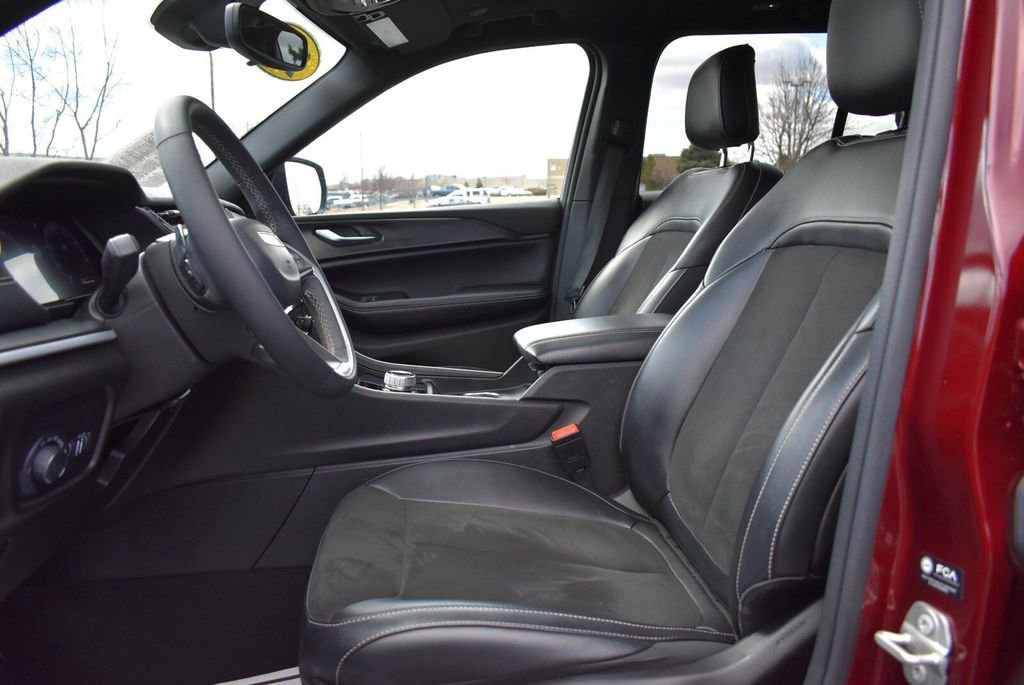 Used 2024 Jeep Grand Cherokee Altitude image 14