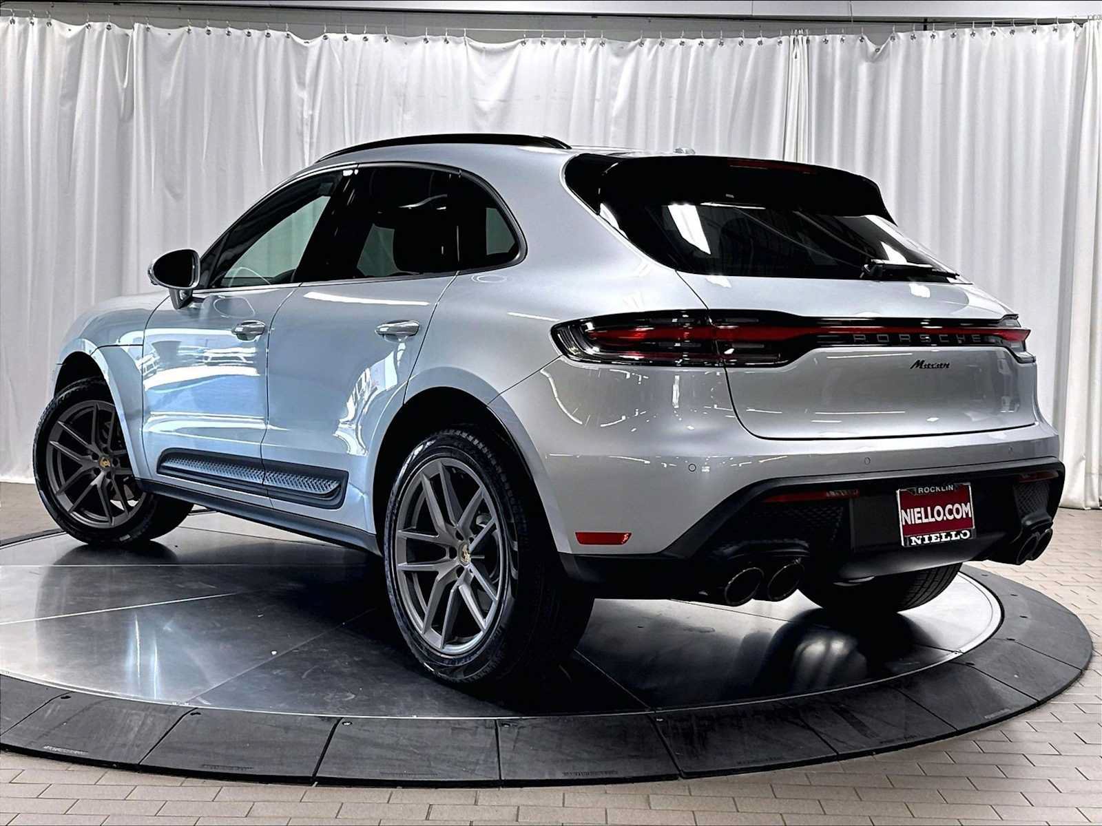 Used 2026 Porsche Macan AWD/4WD image 3
