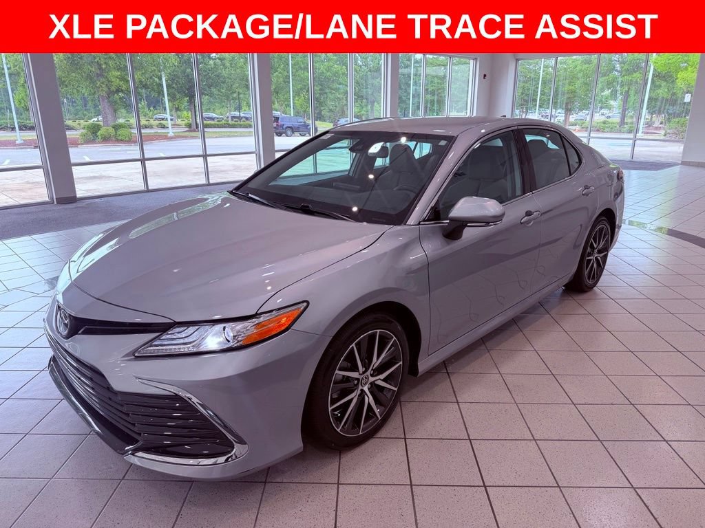 Used 2022 Toyota Camry XLE FWD image 3
