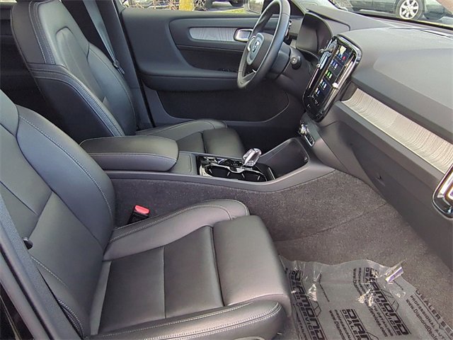 Used 2025 Volvo XC40 B5 Plus image 21