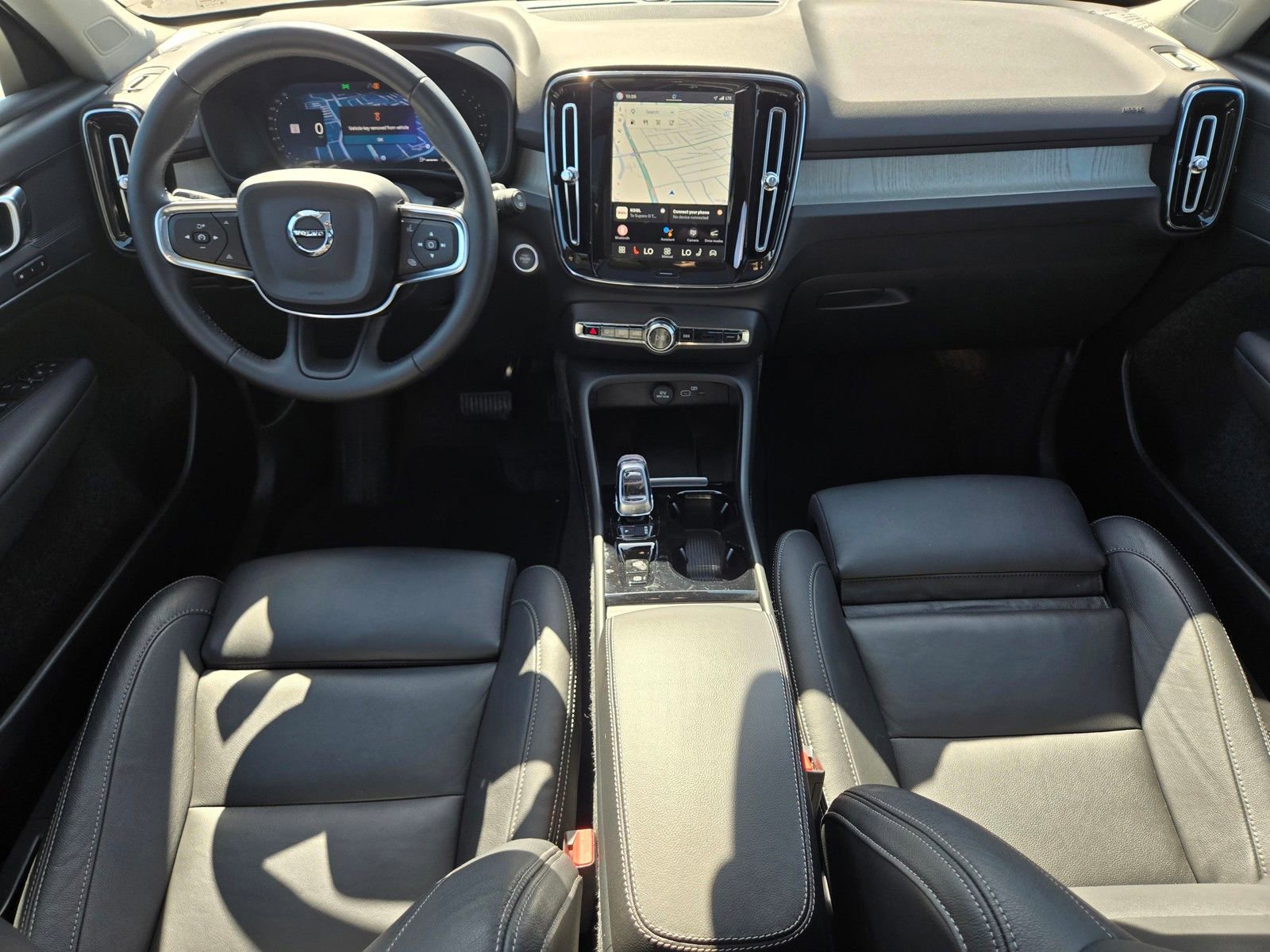 Used 2025 Volvo XC40 B5 Plus image 13