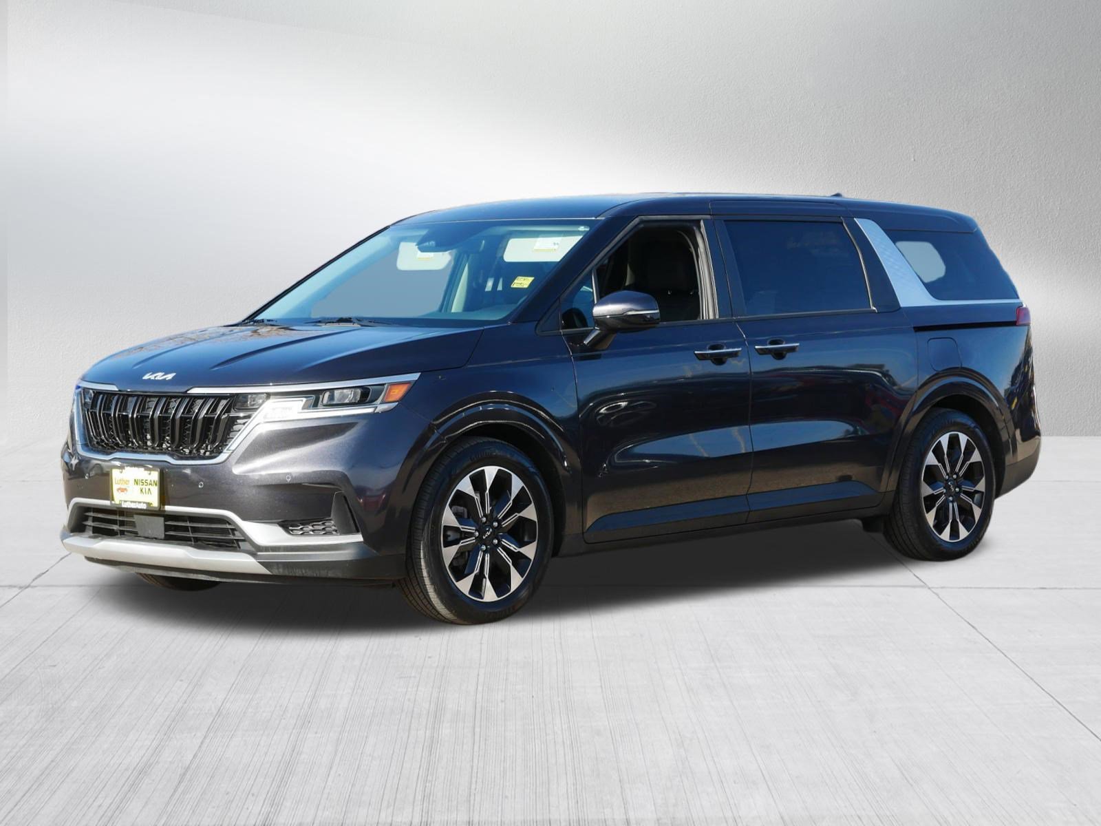 Certified 2024 Kia Carnival EX image 3