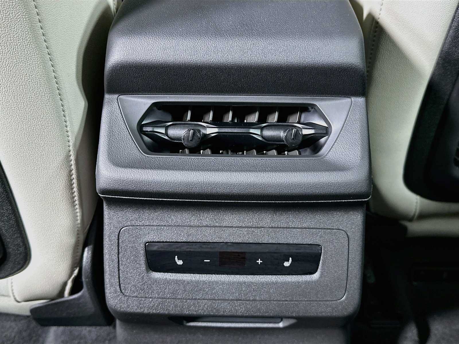 Used 2025 Audi A6 e-tron Premium Plus RWD image 23