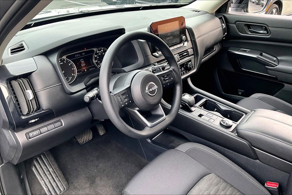 Used 2024 Nissan Pathfinder S image 16