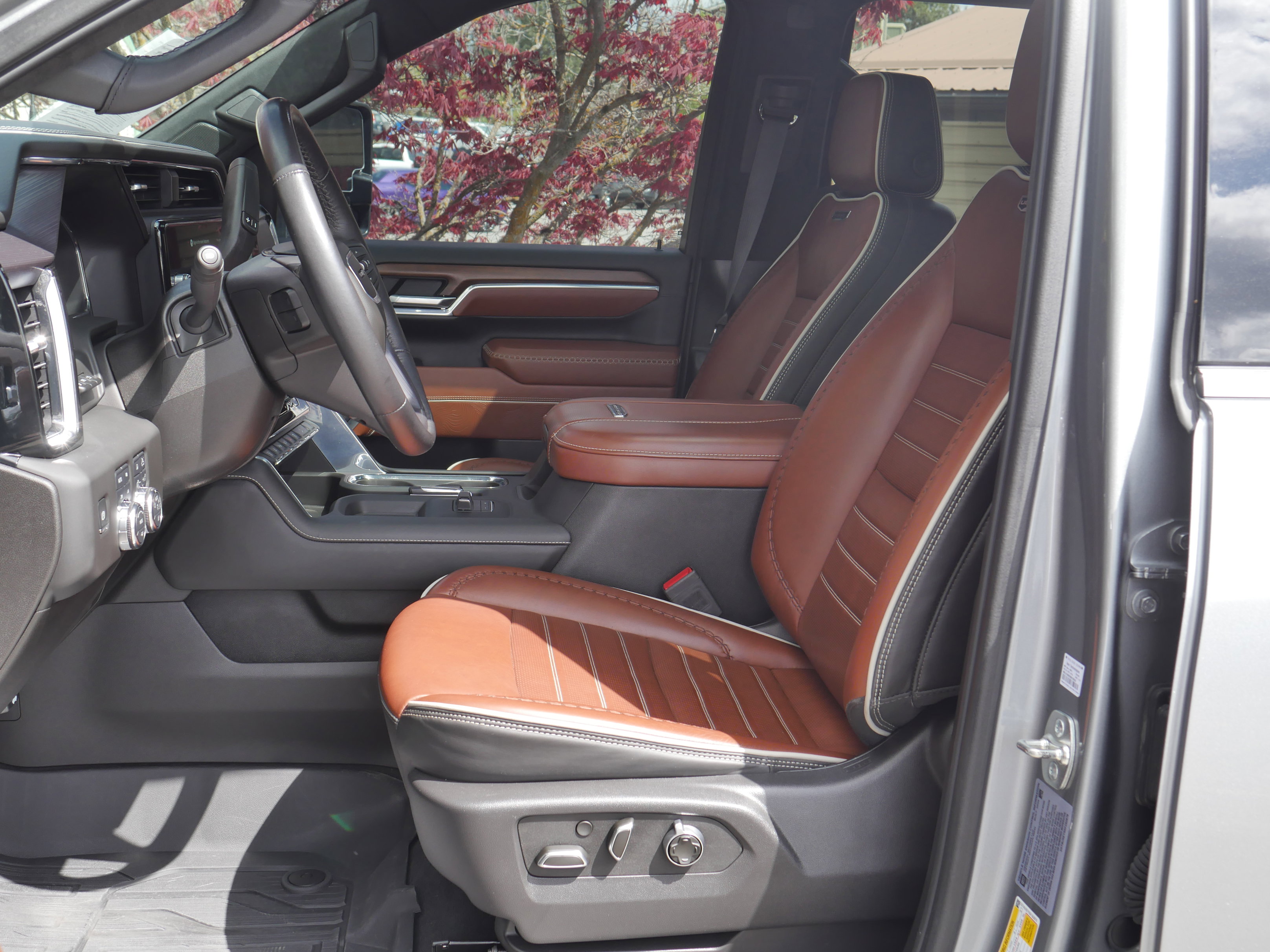 Used 2025 GMC Sierra 2500 Denali Ultimate w/ Max Trailering Package AWD/4WD image 3