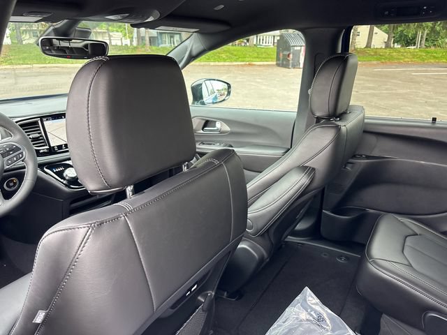 New 2027 Chrysler Pacifica Select w/ Family Tech Group FWD image 10