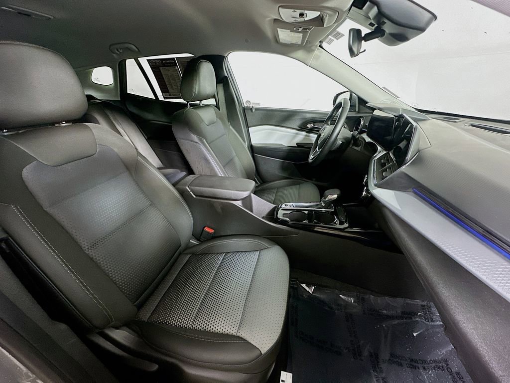 Used 2025 Chevrolet Trax LT w/ LT Convenience Package FWD image 12
