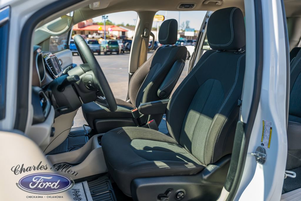 Used 2022 Chrysler Voyager LX image 10