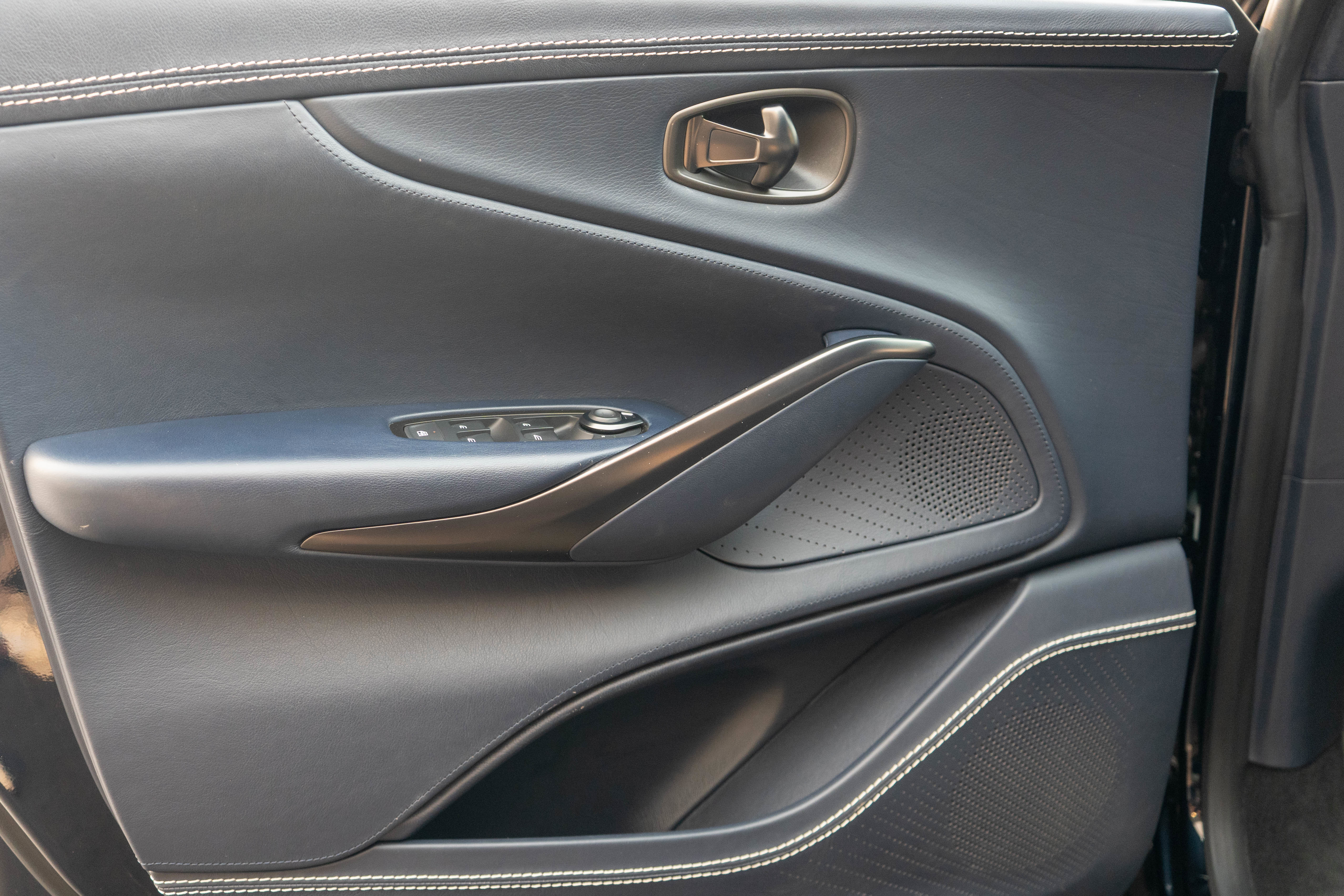 Used 2021 Aston Martin DBX image 13