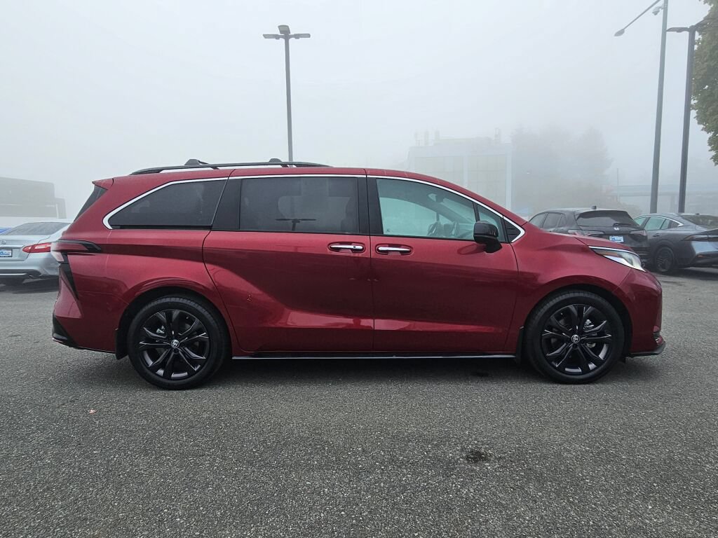 Used 2023 Toyota Sienna XLE FWD image 4