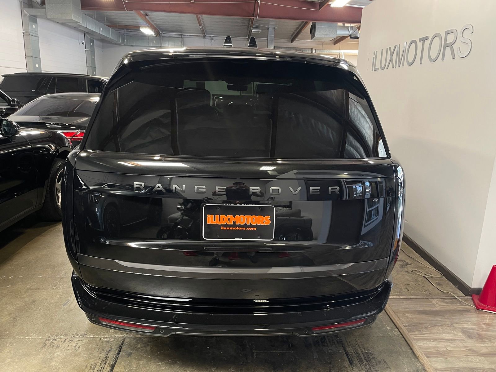 Used 2025 Land Rover Range Rover Long Wheelbase Autobiography image 4