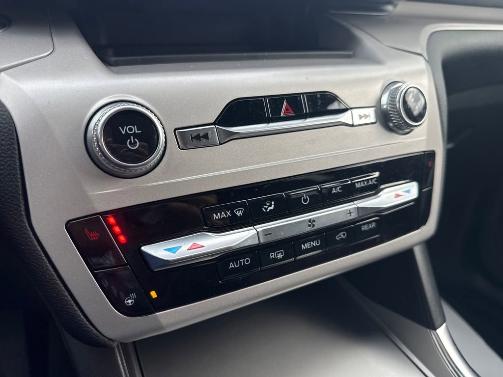 Used 2023 Ford Explorer XLT w/ Equipment Group 202A image 30