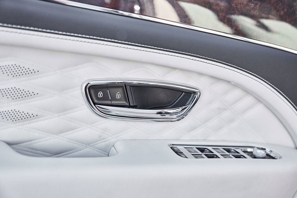 Used 2023 Bentley Bentayga Extended Wheelbase AWD/4WD image 33