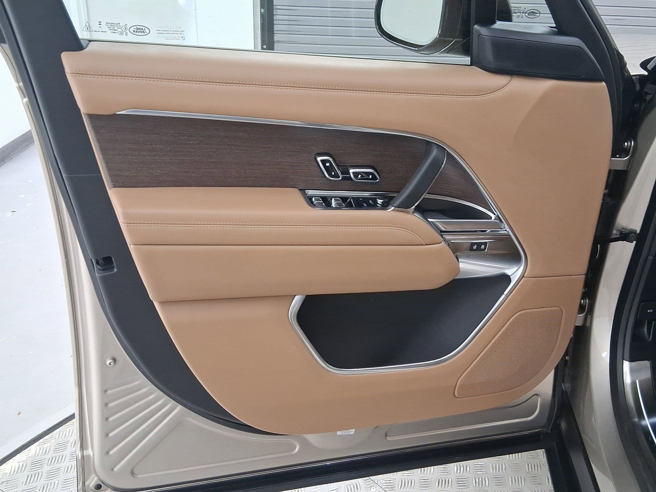 New 2025 Land Rover Range Rover SE image 11