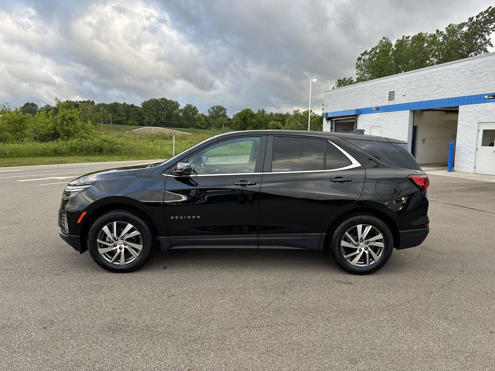 Used 2024 Chevrolet Equinox LT AWD/4WD image 2