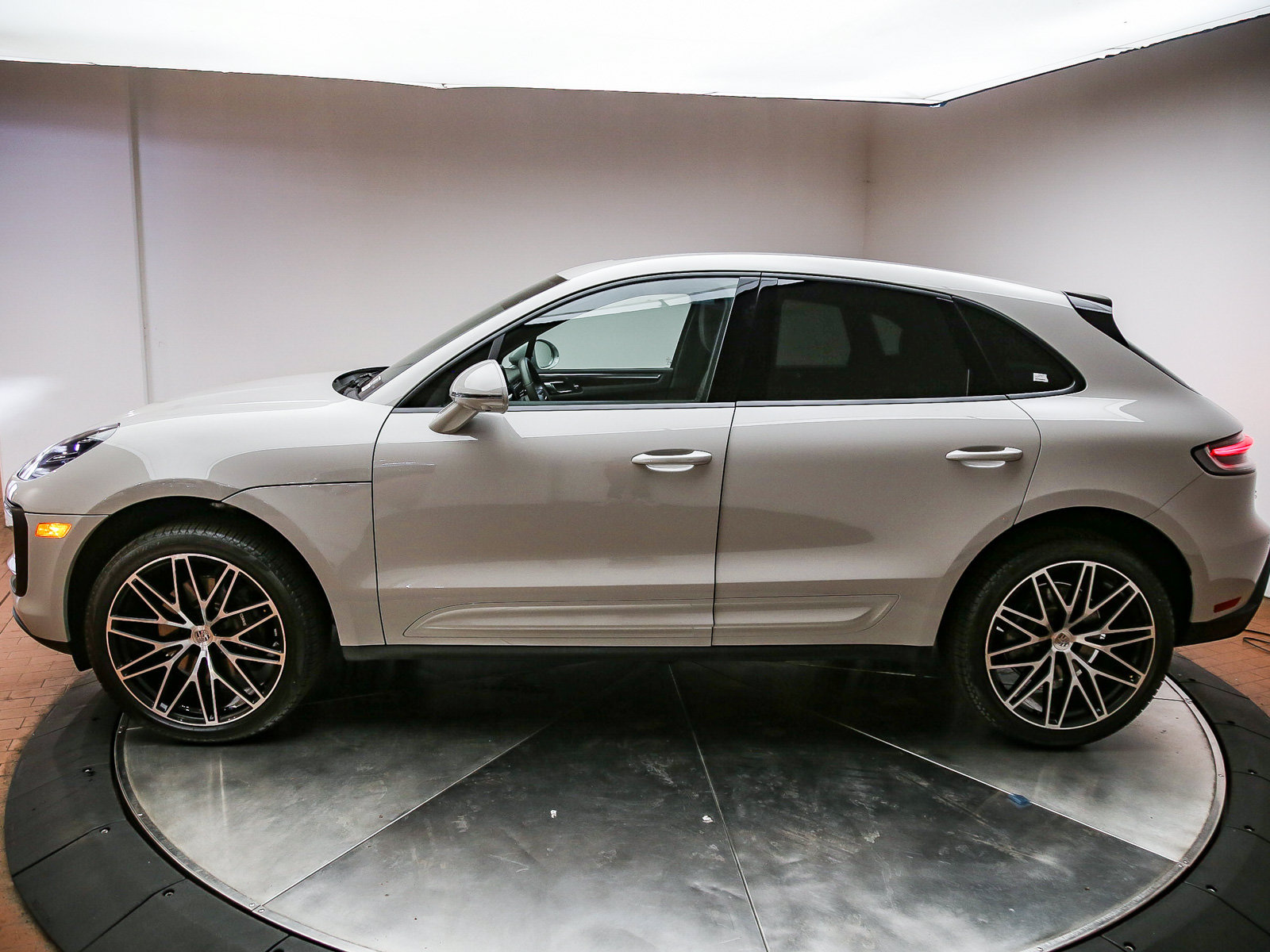 Certified 2026 Porsche Macan AWD/4WD image 2