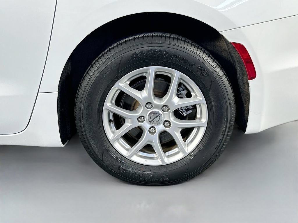 Used 2023 Chrysler Pacifica Touring-L FWD image 32