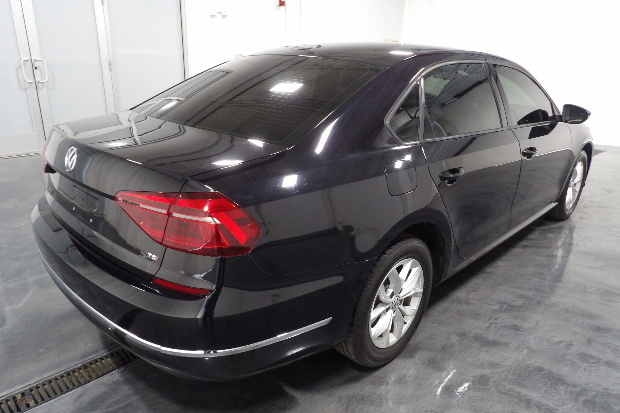 Used 2018 Volkswagen Passat 2.0T S image 4