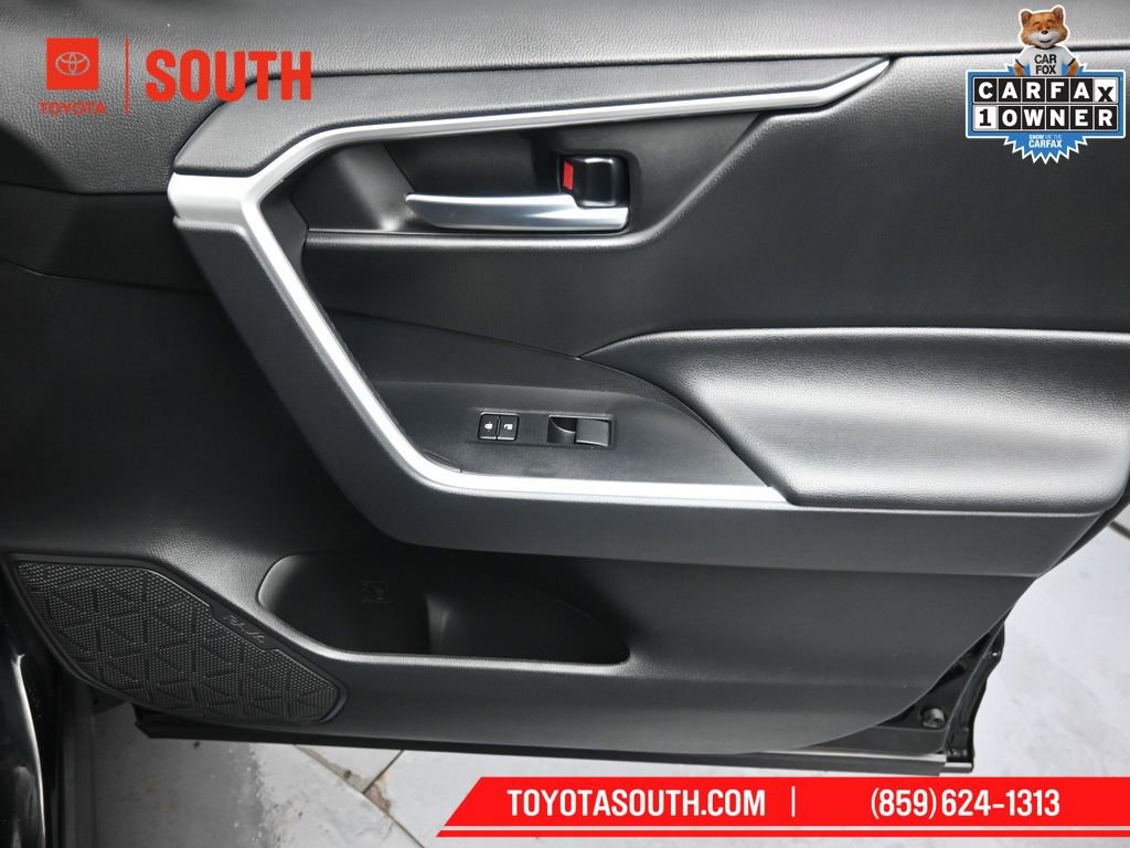 Used 2021 Toyota RAV4 XLE w/ Convenience Package image 28