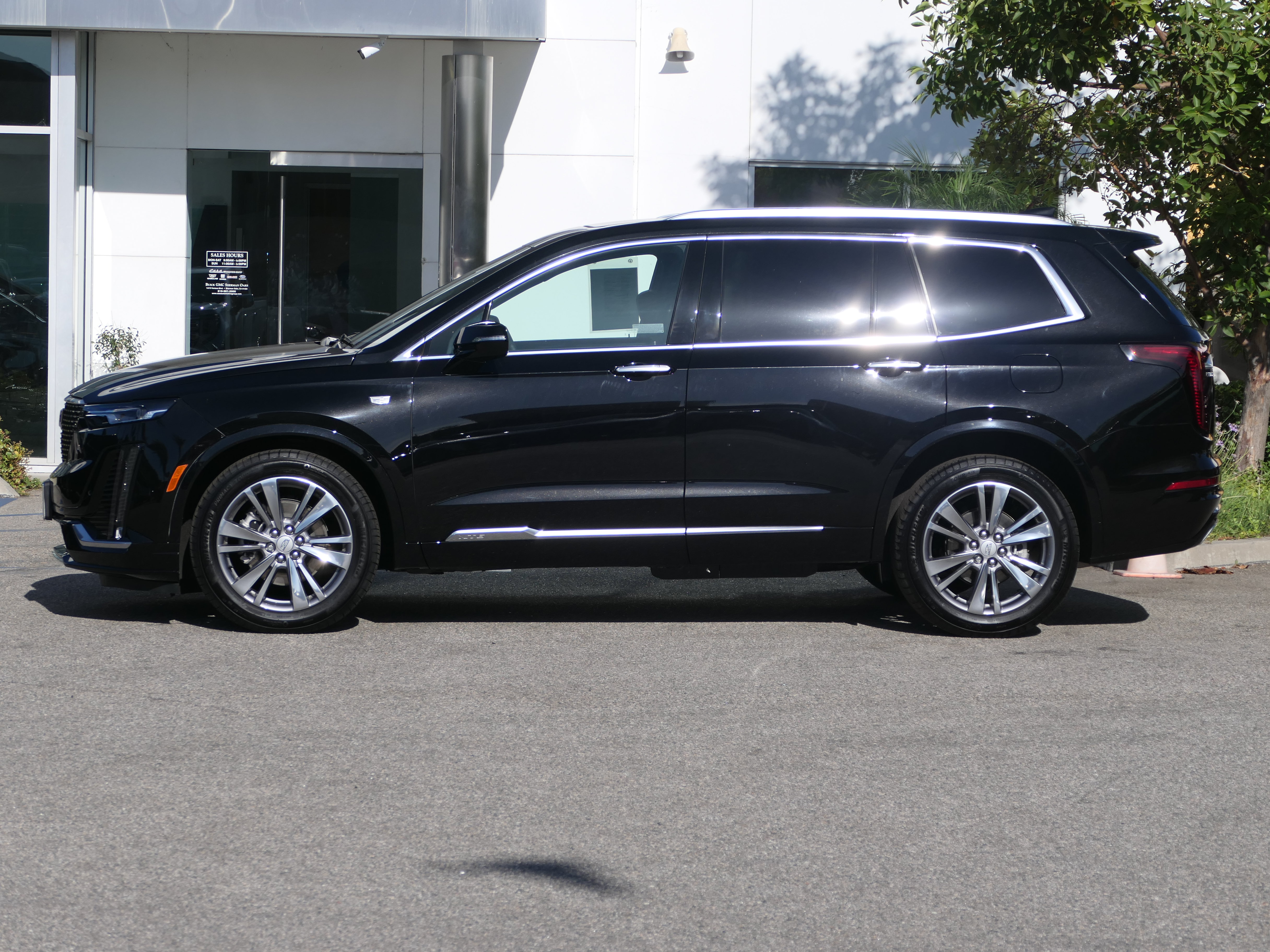 New 2025 Cadillac XT6 Premium Luxury FWD image 2