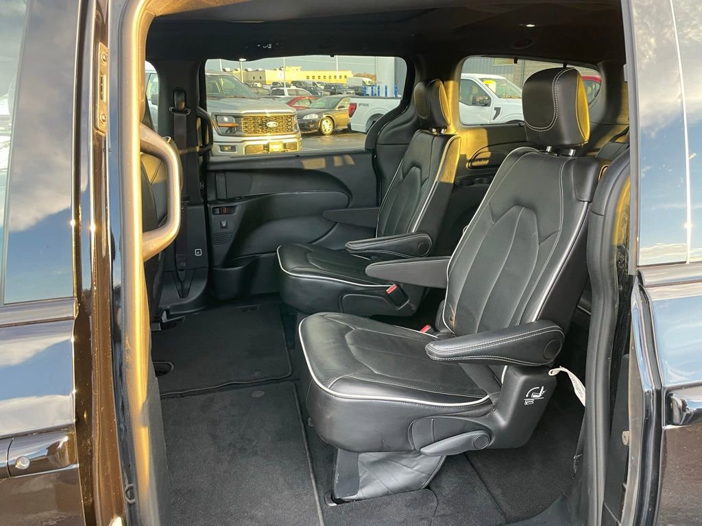 Used 2025 Chrysler Pacifica Limited image 8