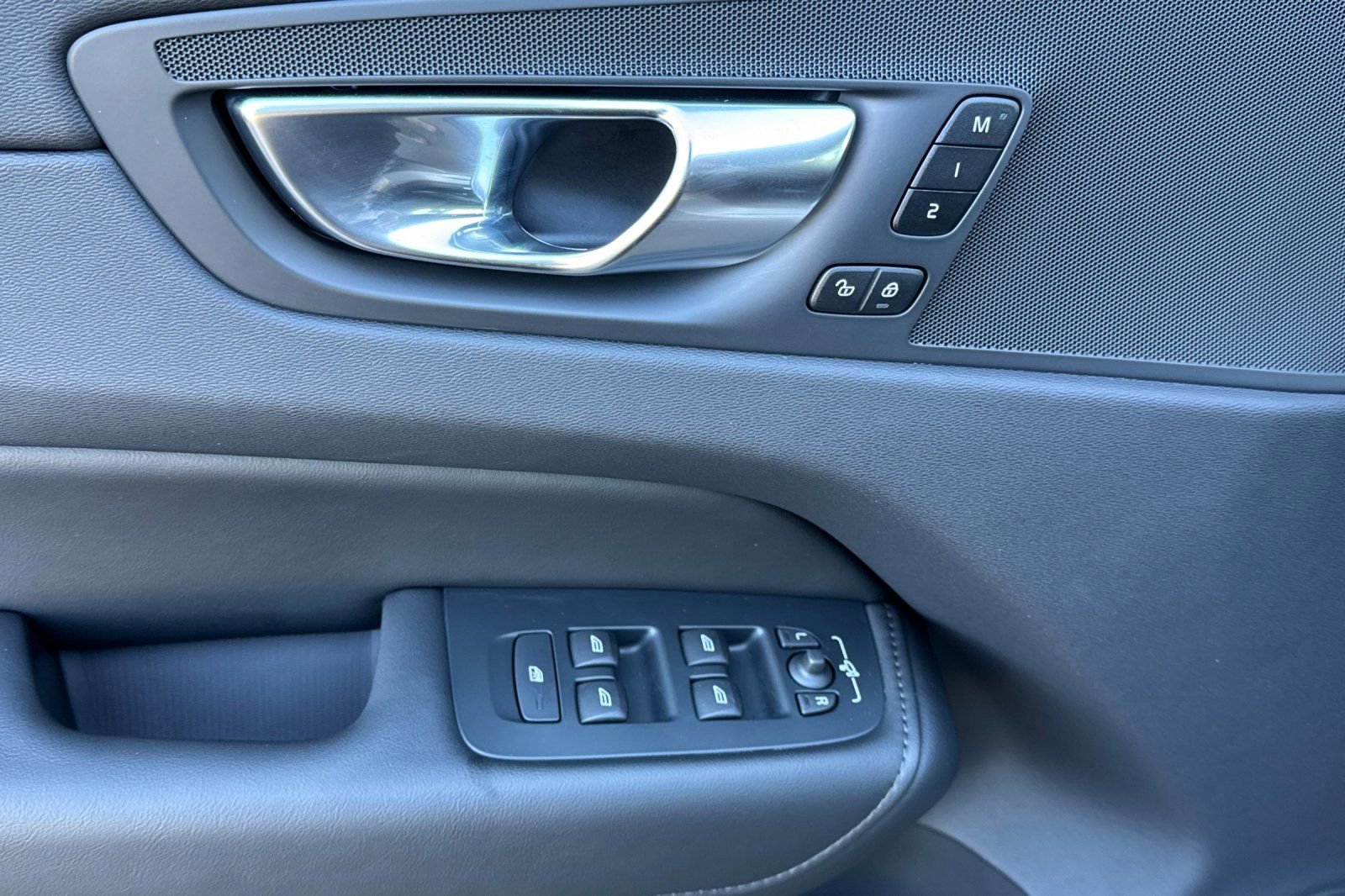 Used 2025 Volvo XC60 B5 Core w/ Protection Package Premier image 10