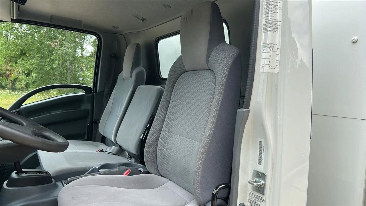 Used 2018 Isuzu NPR RWD image 32
