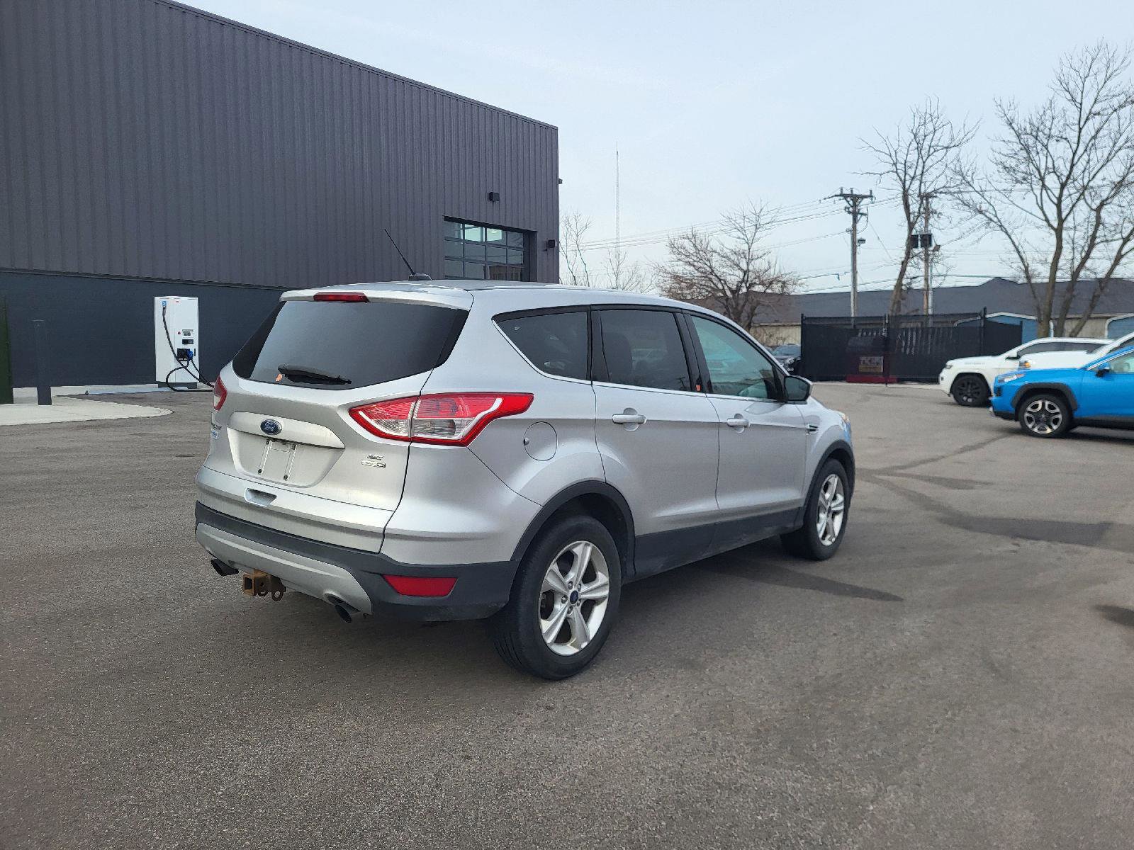Used 2016 Ford Escape SE w/ SE Cold Weather Package image 3