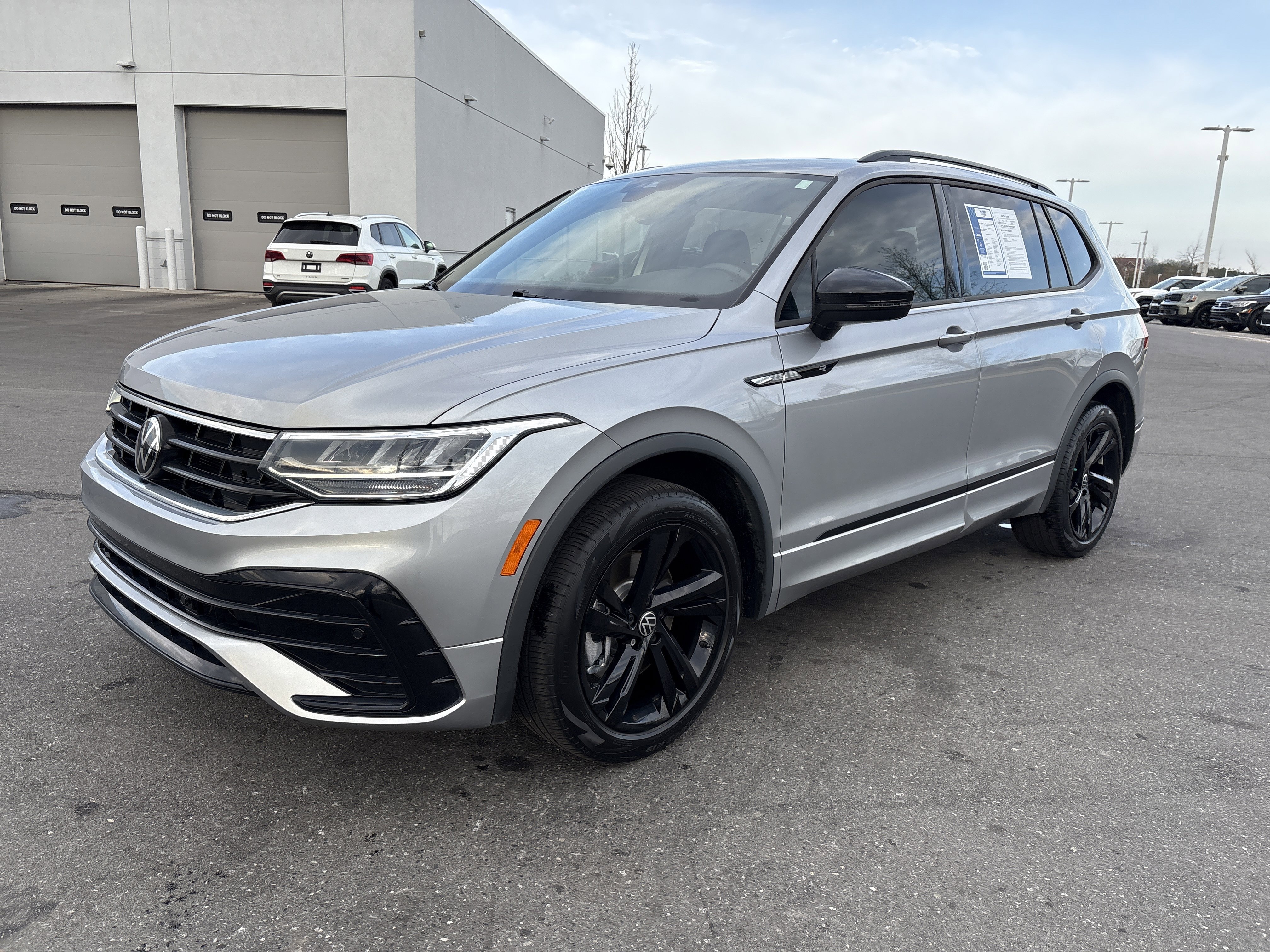 Used 2023 Volkswagen Tiguan SE R-Line image 5