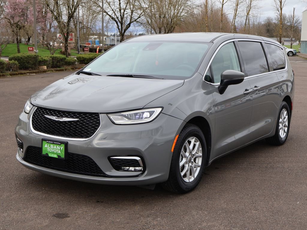 Used 2023 Chrysler Pacifica Touring-L image 10