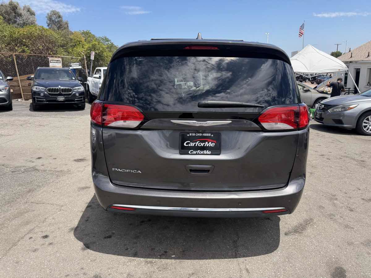 Used 2017 Chrysler Pacifica Touring-L w/ Tire & Wheel Group FWD image 7