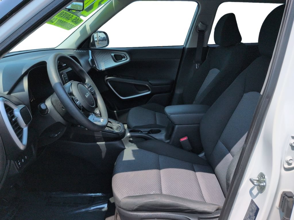 Used 2024 Kia Soul LX w/ Option Group 015 FWD image 17