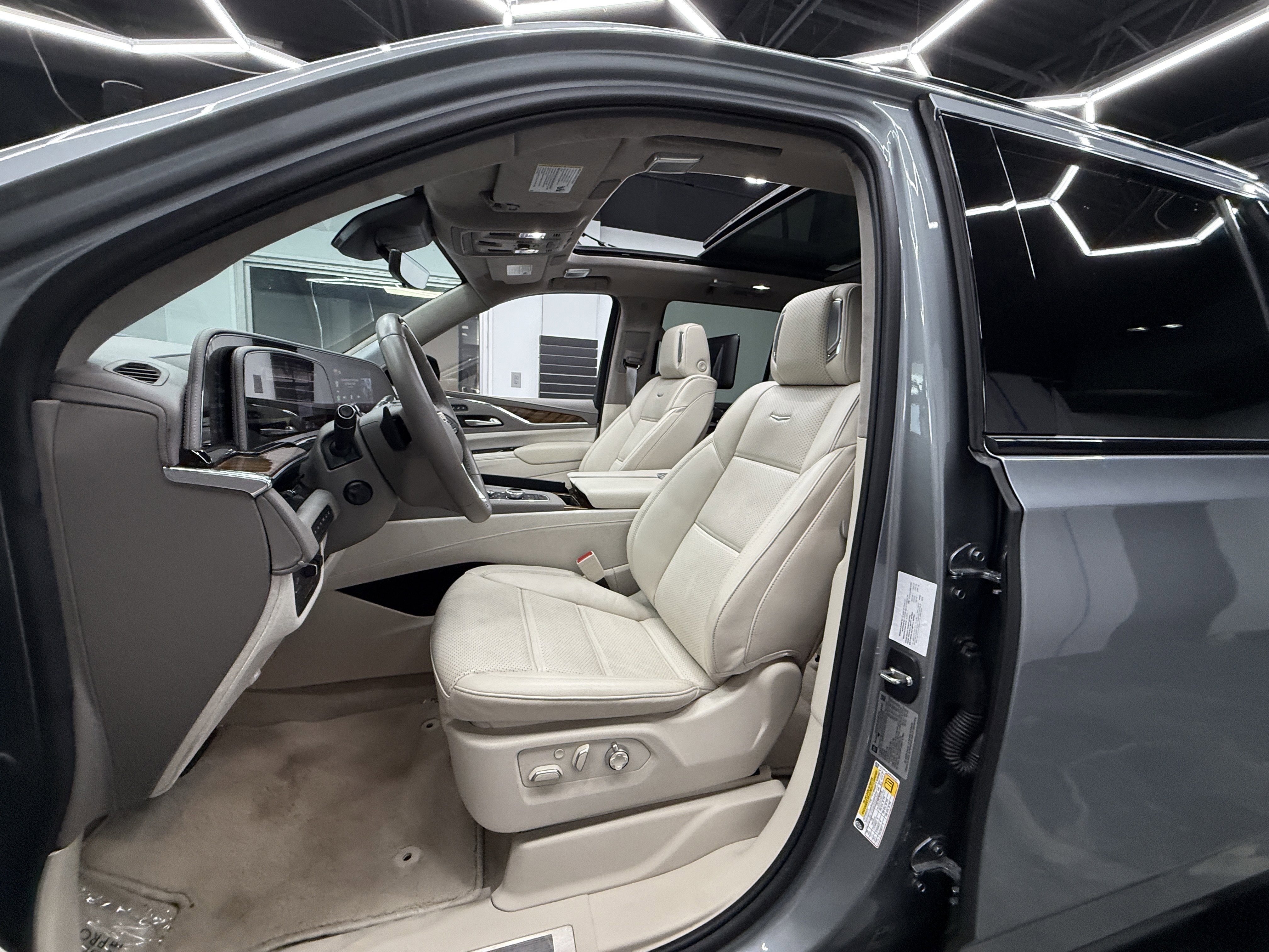 Used 2024 Cadillac Escalade Sport Platinum image 11