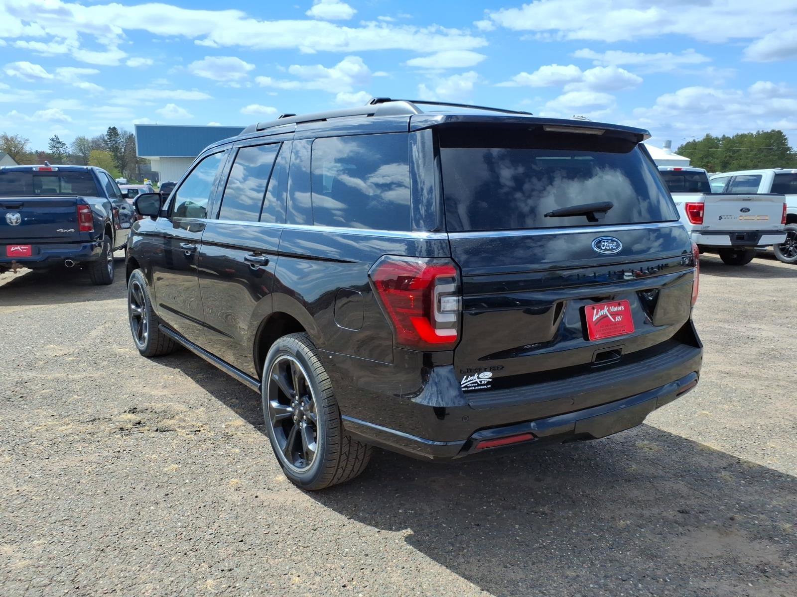 Used 2024 Ford Expedition Limited AWD/4WD image 3