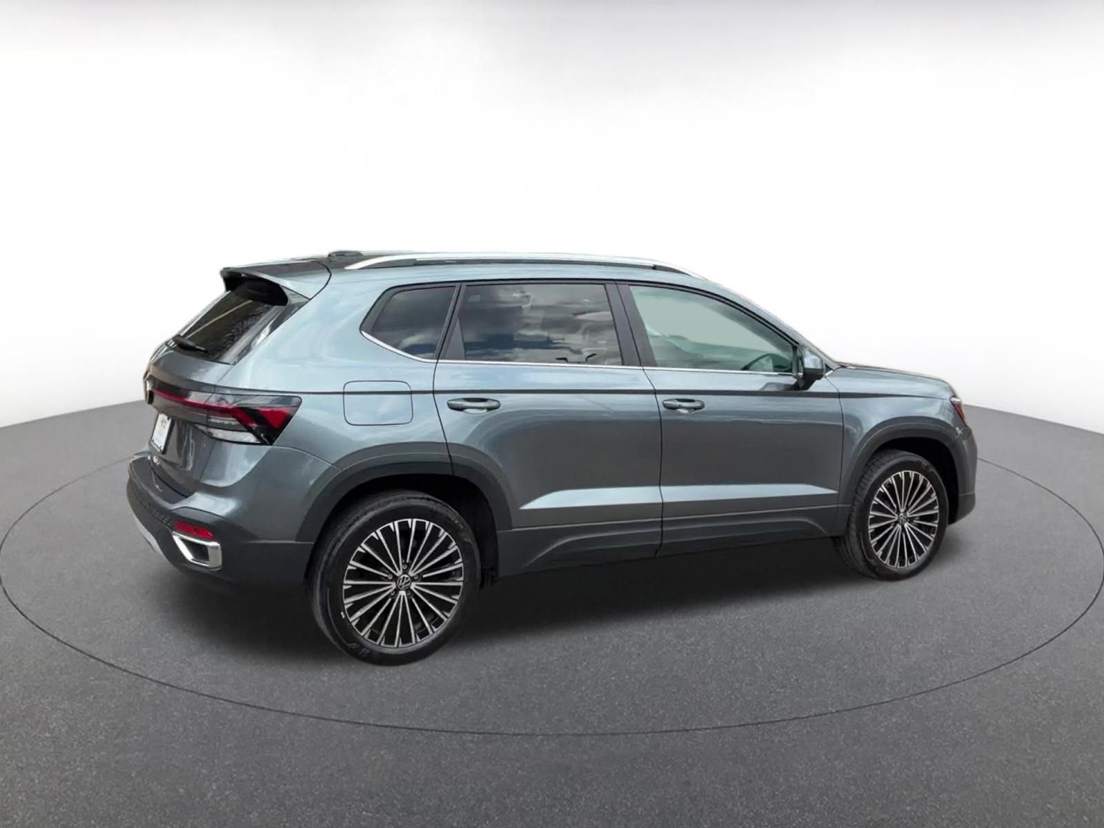 Used 2025 Volkswagen Taos SE FWD image 15