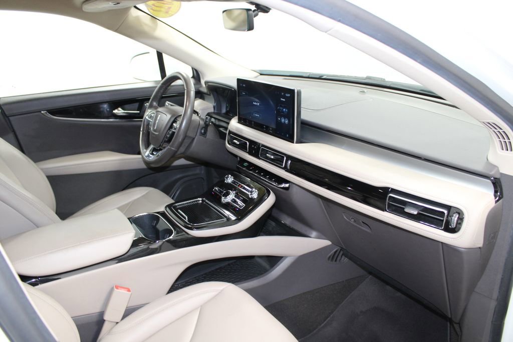 Used 2022 Lincoln Nautilus AWD w/ Premium Package image 31