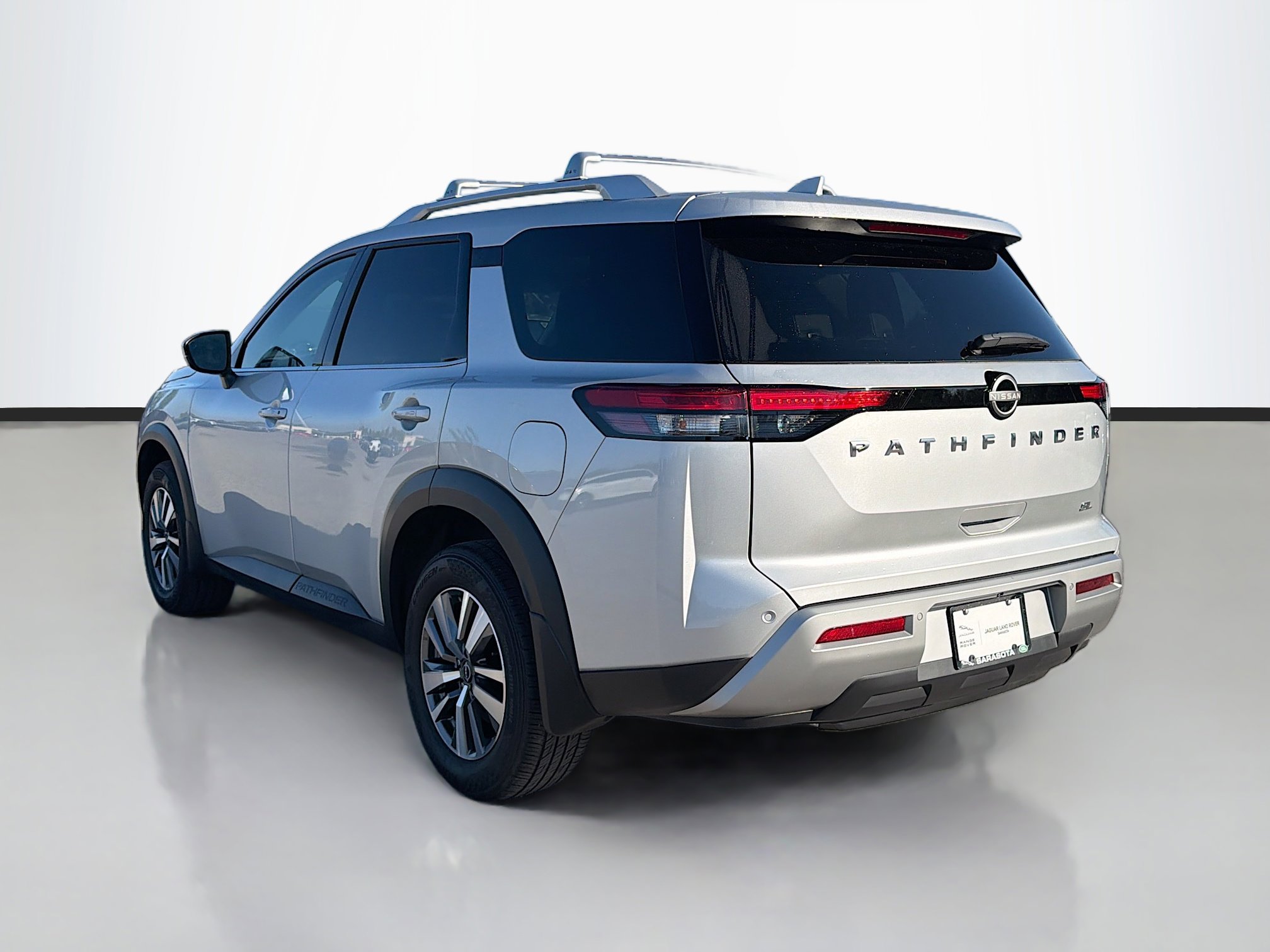 Used 2025 Nissan Pathfinder SL FWD image 3
