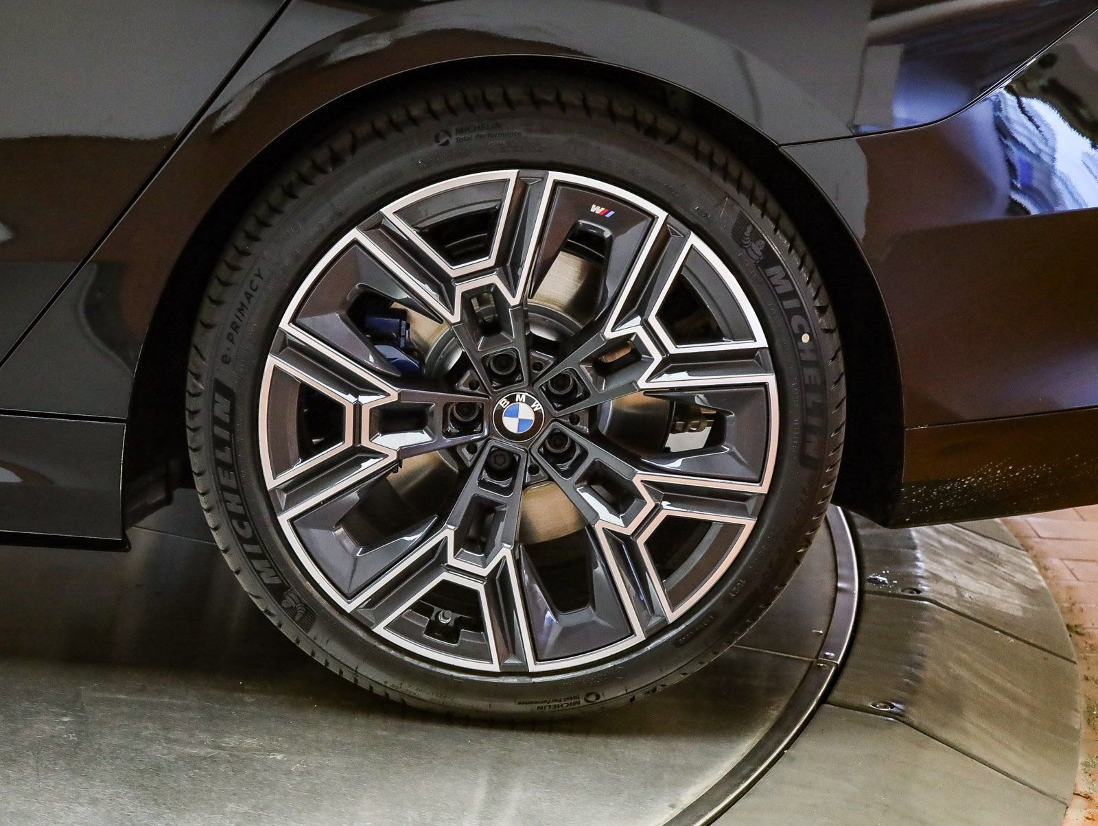 New 2026 BMW i5 eDrive40 w/ M Sport Package AWD/4WD image 11