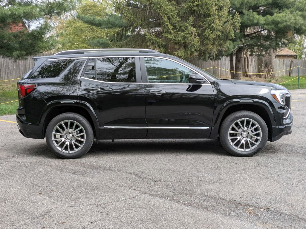 New 2026 GMC Terrain Denali w/ LPO, Black Badging Package AWD/4WD image 8